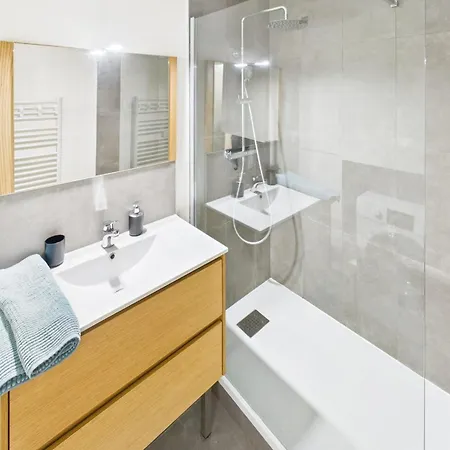 La Dauphine - Private Parking & Courtyard טרואה